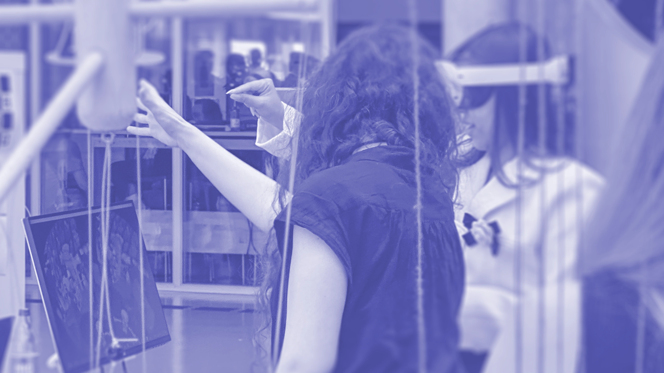 Person mit VR. Brille steuert virtuelle Handpuppe