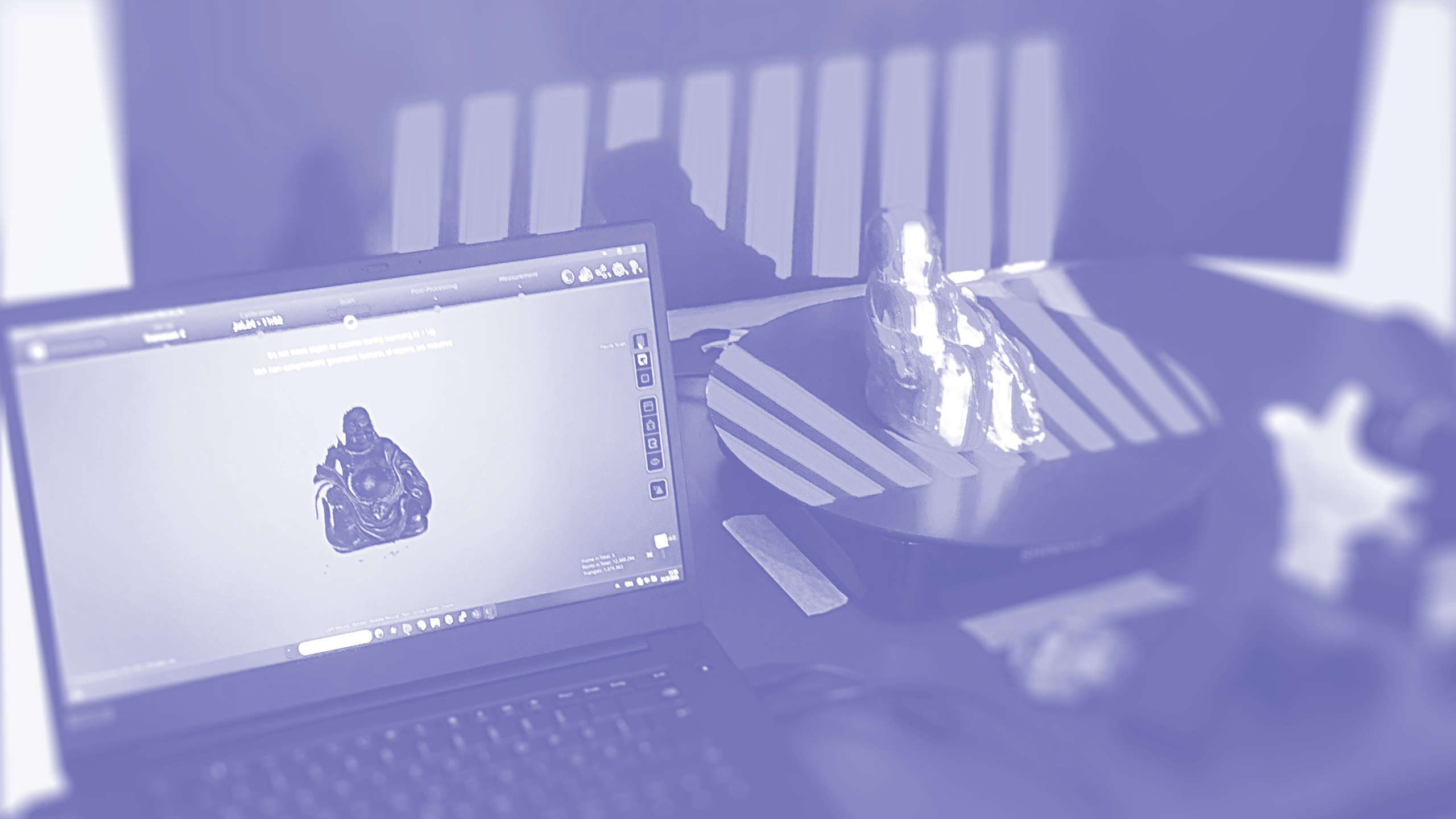 Aktiver Scan eines Exponats auf einem Drehteller